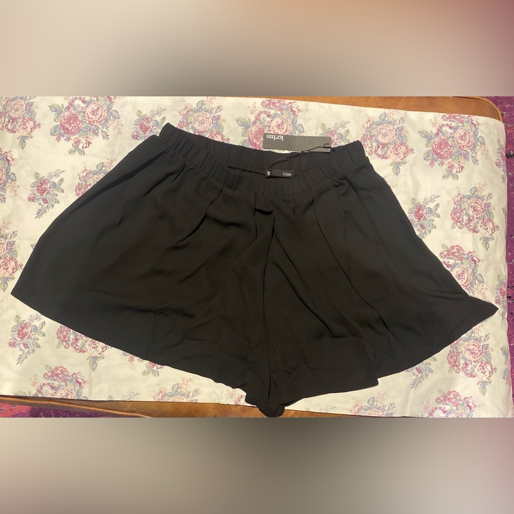 NWT KRISA revolve flounce shorts size -M